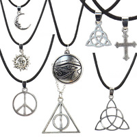 Collier croix à 8 mots, collier des reliques de la mort, collier œil soleil lune, N606