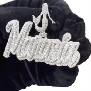 Colgante de Plata de Ley 925 con Baño de Rodio y Moissanita, Personalizado con Nombre, Diseño de Mariposa, Fuente Cursiva, Estilo Hip Hop - Product Image 3