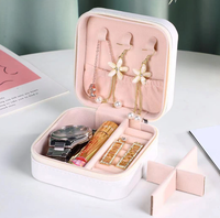 Boîte de rangement à bijoux portable avec logo personnalisé, en cuir PU, carrée, pour voyager, organiseur de bijoux pour boucles d'oreilles, bagues, colliers, bracelets