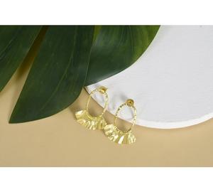 Boucles d'oreilles à volants dorées pour femmes, bijoux texturés élégants, accessoire léger et stylé avec finition dorée pour un usage quotidien - Product Image 3