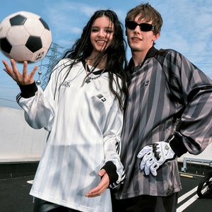 เสื้อยืดคอวี แขนยาว ลายทางสไตล์เรโทร แบบยูนิเซ็กซ์ แห้งเร็ว สวมใส่สบาย เหมาะสำหรับแฟนฟุตบอล พร้อมบริการ OEM - Product Image 4