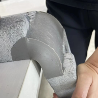 Un revêtement imperméable de toit de haute qualité est utilisé pour la réparation et le remplissage des fissures de toit