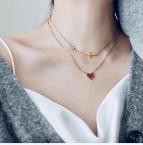 Collar de Joyería Sencillo y Moderno para Mujer - Collar con Colgante de Corazón de Concha Roja en Oro de 18K con Recubrimiento PVD y Diseño de Capas Cruzadas - Product Image 1