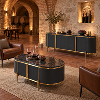 Ensemble de meuble de salon WYRAX Airport Lounge, buffet noir à panneaux cannelés et table basse ovale avec dessus aspect marbre, rangement dissimulé et cadre doré