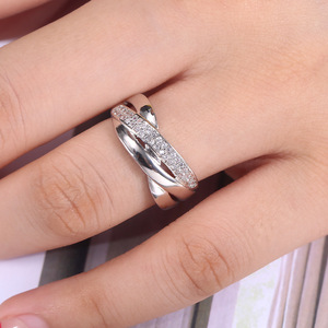 Elegante anello a onda incrociata per donna, design scintillante con intarsi, gioielli alla moda per feste - Product Image 4