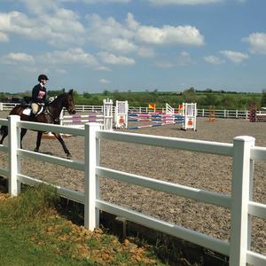 Resistente ai raggi UV 3 Rail cavallo di plastica in vinile <span class=keywords><strong>PVC</strong></span> recinzione agricola, plastica bianca a buon mercato in vinile <span class=keywords><strong>PVC</strong></span> recinto del Ranch del Paddock del cavallo - Product Image 2