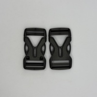 Fixez la boîte intérieure de la valise avec la boucle fixe et utilisez la boucle à dégagement rapide sur le côté pour une ouverture facile.