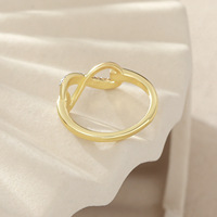 Bague Croix Ajourée en Cuivre Plaqué Or 18 carats avec Zircons Micro-Pavés, Design Boucle Infinie, Qualité Supérieure, Polyvalente et Tendance pour Femme