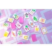 Mahjong Akrilik Glossy Berbingkai Merah Muda dengan Alas Putih, Ubin Permainan Bergambar Flamingo Tropis, Pohon Palem, dan Naga yang Dilukis Tangan