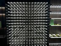 Cave à vin en acrylique de luxe sur mesure, système de rangement à vin moderne avec éclairage LED pour villa, hôtel, bar, projet OEM/ODM direct usine
