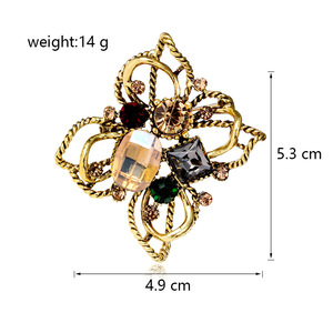 Broche Rétro Multicolore en Strass Facettés et Cristal, Torsadée Dorée Antique, Motif Corde Ajourée et Intricaté - Product Image 4