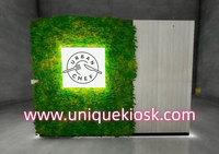 Kiosque alimentaire en bois personnalisé pour centre commercial, stand de restauration rapide avec mur en mousse artificielle, vitrine en verre, plantes vertes suspendues, logo rétroéclairé