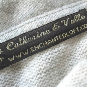 Fabricant de vêtements personnalisés avec logo d'écusson tissé en polyester pour la couture sur vêtements - Product Image 1