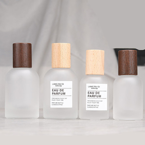 Botella de Spray de Vidrio Esmerilado de 30 ml para Perfume, Vacía, con Madera de Nogal/Haya - Product Image 3