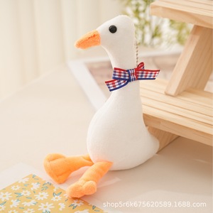 Peluche de Ganso Blanco con Bufanda y Gorro, Decoración Navideña para Interiores - Product Image 2