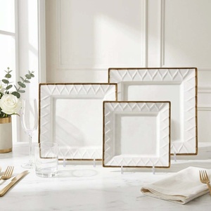 <span class=keywords><strong>Set</strong></span> di <span class=keywords><strong>Piatti</strong></span> Quadrati di Lusso in Porcellana Bianca <span class=keywords><strong>e</strong></span> <span class=keywords><strong>Oro</strong></span> da 8/10/12 Pollici per Ristoranti, Servizio da Tavola <span class=keywords><strong>e</strong></span> Matrimoni - Product Image 1