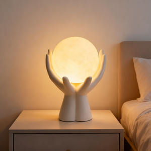 장식용 소품 손으로 감싼 달 무드등, 침실 장식을 위한 모던한 손 모양 조각상 창의적인 달 조명 - Product Image 4