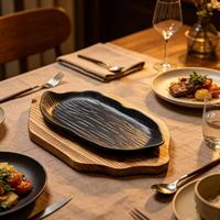 Plaque de cuisson en fonte avec plateau en bois, plateau de service texturé à bords ondulés, logo personnalisé OEM ODM pour restaurant, maison, barbecue