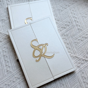 Inviti di Nozze in Stile Romantico con Copertina Rigida in Avorio Perlato, Carta Acrilica Specchiata Dorata con Design Personalizzato Fatto a Mano - Product Image 3