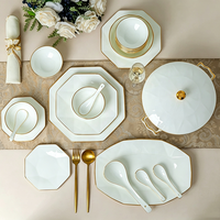 Service de vaisselle de luxe en porcelaine fine, assiettes et bols octogonaux en céramique avec élégant rebord doré pour hôtels et banquets de mariage