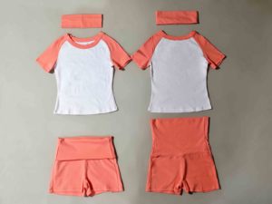 Conjunto Deportivo Personalizable de 2 Piezas para Mujer, Top de Punto con Mangas Raglán y Pantalones Cortos Deportivos en Color Contrastante, con Diadema, OEM - Product Image 6