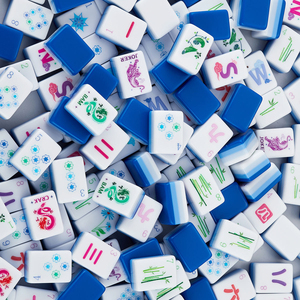 HIMORE - Juego de 160 Fichas de Mahjong Americanas de Acrílico Premium de 4 Capas, Color Azul, Grabado Personalizado, Estilo Oh My Mahjong - Product Image 1