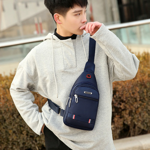 IHK0375 男士时尚涤纶轻质斜挎包适合旅行户外使用小号黑色 - Product Image 2