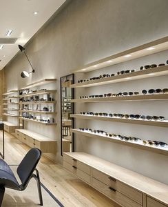 Étagères murales d'exposition de lunettes de soleil en bois moderne personnalisées avec éclairage LED, hauteur réglable pour les magasins de vente au détail d'optique - Product Image 6