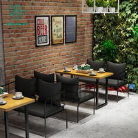 Ensemble de meubles de restaurant, café et bar moderne, tables à manger en bois et canapés avec sièges en tissu, design moderne et simple