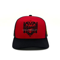 Gorra Trucker de Malla de Algodón Bicolor Roja y Negra OEM ODM con Logotipo Bordado de la Águila Nacional de Albania Personalizada para Exteriores