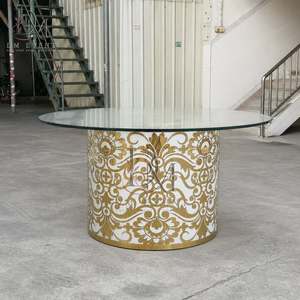 Table de banquet de mariage ronde personnalisée en acier inoxydable doré avec base en filigrane floral et plateau en verre trempé miroir - Product Image 3