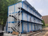 Conteneur d'assemblage rapide à deux étages résistant aux intempéries, adapté à une utilisation en extérieur dans les entrepôts de camps