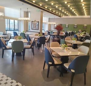 Muebles Modernos para Cafetería y Restaurante, Sillas Tapizadas en Dos Tonos, Mesas con Cubierta de Mármol y Asientos de Cabina, Detalles en Colores Frescos - Product Image 3