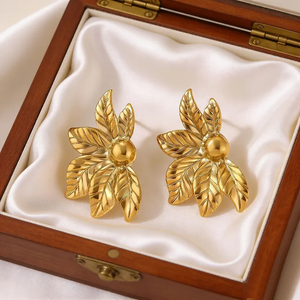 Pendientes Elegantes de Acero Inoxidable con Forma de Flor para Mujer, Resistentes a la Decoloración, Versátiles, Chapados en Oro de 18K, Joyería Moderna y de Moda - Product Image 2