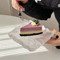 Matglazen dessertbord in gletsjerstijl, modern en minimalistisch, voor afternoon tea, voegt elegantie toe bij het serveren van gebak, taarten en snacks.