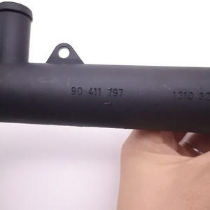 Manguera de Refrigerante de Plástico para Opel Astra 90411797 para Reemplazo y Reparación, Compatible con Vehículos Europeos - Product Image 4