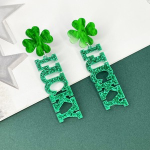 Pendientes de joyería con corte geométrico simple, trébol de cuatro hojas verde, accesorio de la suerte, pendientes largos de resina con labio hueco brillante y exagerado - Product Image 3