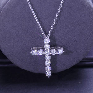 Collier de bijouterie en or blanc plaqué 14 carats avec pendentif croix en moissanite de 2,5 mm - Product Image 3