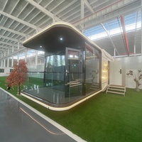 Capsule spatiale de style moderne avec grand espace et multiples fonctions pour hôtel, appartement et maison d'hôtes, au design élégant