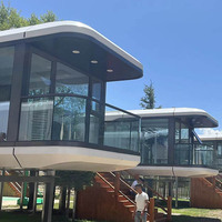 Hôtel de villégiature de luxe avec double terrasse et piscine, maison conteneur flottante intelligente de 401 pieds carrés à vendre