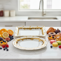 Assiette en céramique de luxe moderne peinte à la main avec incrustations or et rouge pour la restauration et le service en hôtels