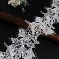 Nouvelle dentelle brodée en acrylique et polyester avec motifs floraux en relief pour robes de mariée et manches de chemisiers