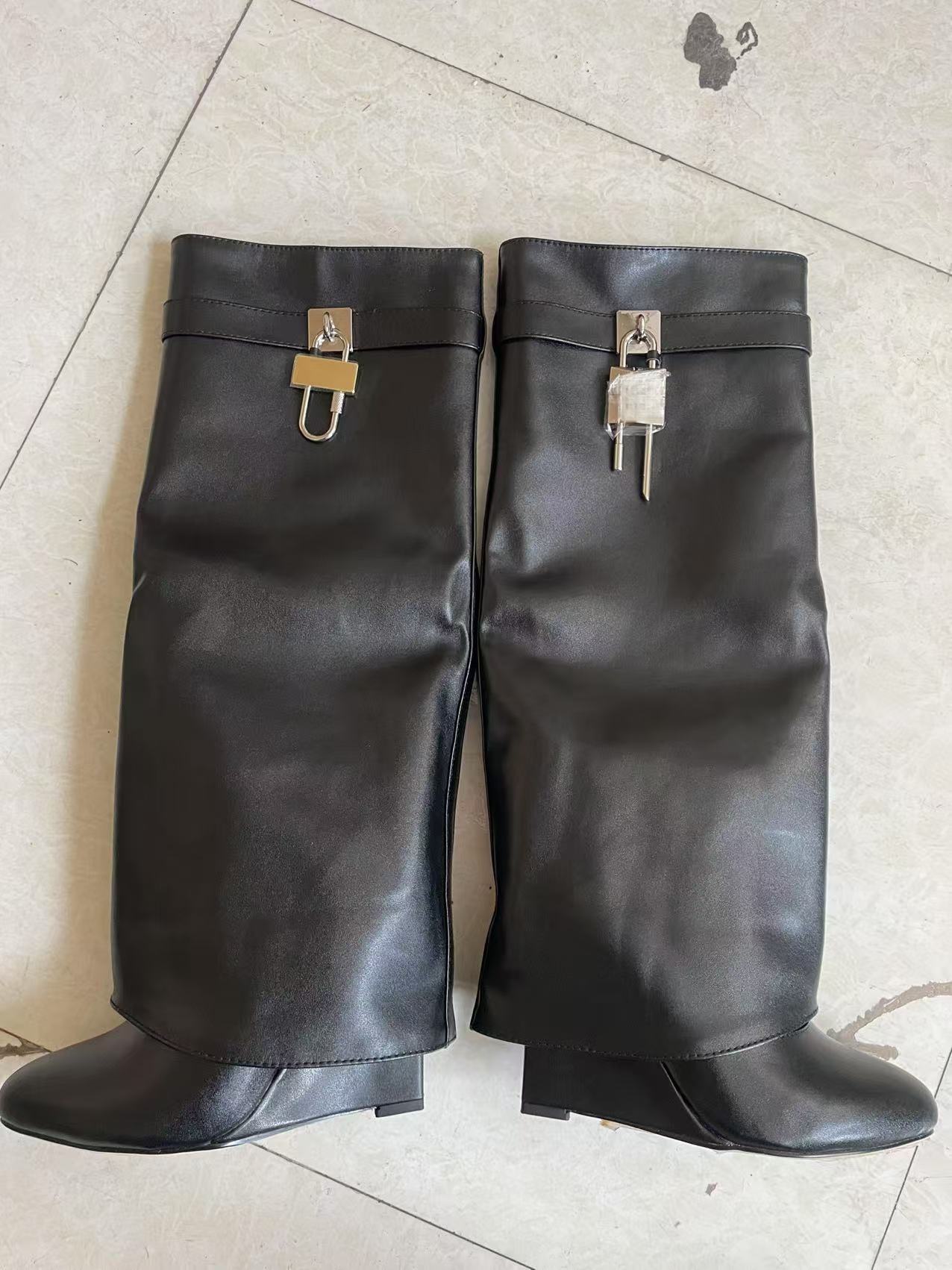 ไมโครไฟเบอร์สีดำ