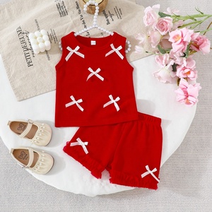 Set Estivo per Bambine con Decorazione a Fiocco, Due Pezzi: Canotta Rossa Senza Maniche e Pantaloncini - Product Image 1
