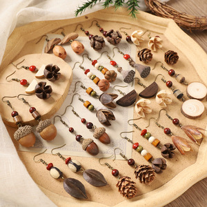 Originales Boucles d'Oreilles Pendantes <span class=keywords><strong>Pomme</strong></span> <span class=keywords><strong>de</strong></span> <span class=keywords><strong>Pin</strong></span> Rétro Vintage pour Femme, Exclusives, Fabriquées à la Main, en Bois Naturel (Glands, Fruits, Plantes) – Tendance Mode - Product Image 2