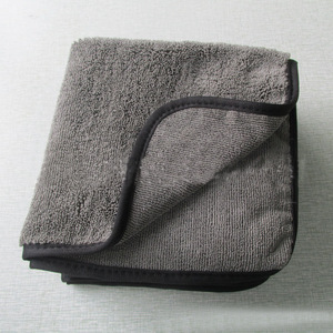 Serviette de lavage auto en microfibre 40x40cm 400gsm grise absorbante pour le cirage, le polissage, le detailing et le nettoyage - Product Image 1
