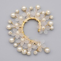 Boucles d'oreilles de luxe légères d'Europe occidentale, motif floral complexe ; Pendentif fait main en perles et strass, crochet d'oreille de luxe, clip d'oreille