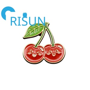 Broche de esmalte personalizado de fábrica, bonito, con corazón <span class=keywords><strong>rojo</strong></span>, cereza, fruta, cristal y <span class=keywords><strong>diamante</strong></span>, pin de solapa de metal para mujer con cereza esmaltada - Product Image 2