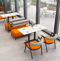Ensemble de meubles personnalisés modernes et minimalistes, chaise de banquet marron, table carrée en bois pour restaurant, hôtel, café et salon de thé