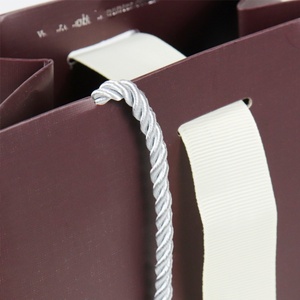 Bolsas de Papel de Lujo Personalizadas y Ecológicas Crown Win para Empaque de Almohadas, con Cinta Laminada y Cordón - Compras al por Menor y para Llevar - Product Image 3